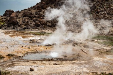 Etiyopya 'daki Alolabad jeotermal alanı. Rengarenk kaplıcaların gerçeküstü manzarası, dumanı tüten fümeroller ve deniz seviyesinin altındaki kurak ve uzak bir çöl olan Afar Çölü' nde tuz gayzerleri. Suyun sıcaklığı 112C 'ye çıktı. 