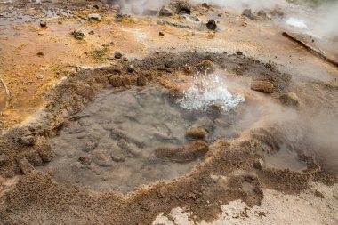 Etiyopya 'daki Alolabad jeotermal alanı. Rengarenk kaplıcaların gerçeküstü manzarası, dumanı tüten fümeroller ve deniz seviyesinin altındaki kurak ve uzak bir çöl olan Afar Çölü' nde tuz gayzerleri. Suyun sıcaklığı 112C 'ye çıktı. 