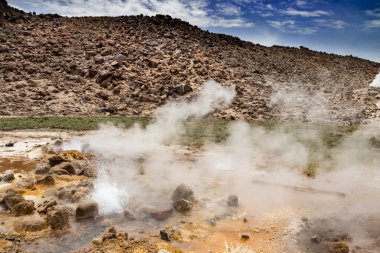 Etiyopya 'daki Alolabad jeotermal alanı. Rengarenk kaplıcaların gerçeküstü manzarası, dumanı tüten fümeroller ve deniz seviyesinin altındaki kurak ve uzak bir çöl olan Afar Çölü' nde tuz gayzerleri. Suyun sıcaklığı 112C 'ye çıktı. 