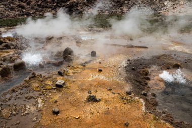 Etiyopya 'daki Alolabad jeotermal alanı. Rengarenk kaplıcaların gerçeküstü manzarası, dumanı tüten fümeroller ve deniz seviyesinin altındaki kurak ve uzak bir çöl olan Afar Çölü' nde tuz gayzerleri. Suyun sıcaklığı 112C 'ye çıktı. 