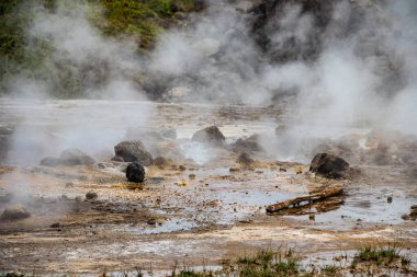 Etiyopya 'daki Alolabad jeotermal alanı. Rengarenk kaplıcaların gerçeküstü manzarası, dumanı tüten fümeroller ve deniz seviyesinin altındaki kurak ve uzak bir çöl olan Afar Çölü' nde tuz gayzerleri. Suyun sıcaklığı 112C 'ye çıktı. 