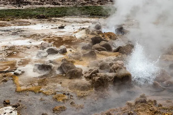 Etiyopya 'daki Alolabad jeotermal alanı. Rengarenk kaplıcaların gerçeküstü manzarası, dumanı tüten fümeroller ve deniz seviyesinin altındaki kurak ve uzak bir çöl olan Afar Çölü' nde tuz gayzerleri. Suyun sıcaklığı 112C 'ye çıktı. 