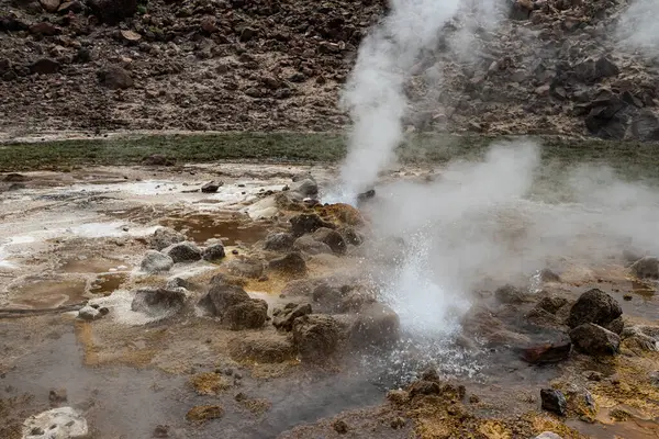 Etiyopya 'daki Alolabad jeotermal alanı. Rengarenk kaplıcaların gerçeküstü manzarası, dumanı tüten fümeroller ve deniz seviyesinin altındaki kurak ve uzak bir çöl olan Afar Çölü' nde tuz gayzerleri. Suyun sıcaklığı 112C 'ye çıktı. 