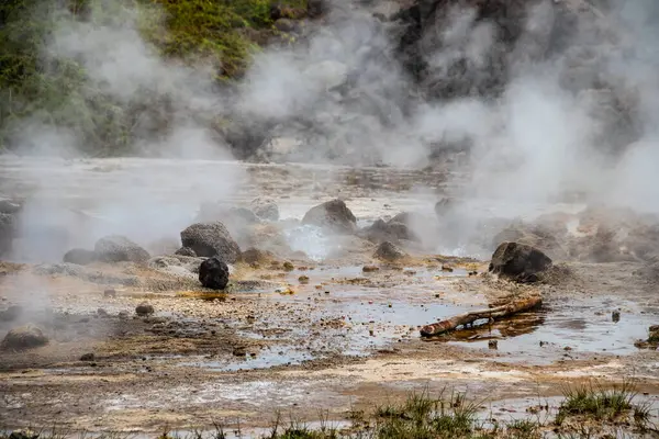 Etiyopya 'daki Alolabad jeotermal alanı. Rengarenk kaplıcaların gerçeküstü manzarası, dumanı tüten fümeroller ve deniz seviyesinin altındaki kurak ve uzak bir çöl olan Afar Çölü' nde tuz gayzerleri. Suyun sıcaklığı 112C 'ye çıktı. 