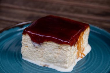 Tres leches keki, üç çeşit süte batırılmış ve üzeri krem şantili sünger kekiyle yapılan nemli, kremalı bir Latin Amerika tatlısıdır.