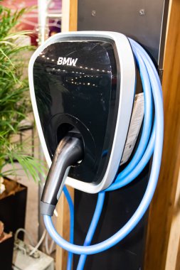 Seviye 2 EV şarj cihazı elektrikli araçlar için hızlı ve verimli şarj sağlar, ev veya kamu kullanımına daha fazla güç kapasitesi ile uygun bir çözüm sunar
