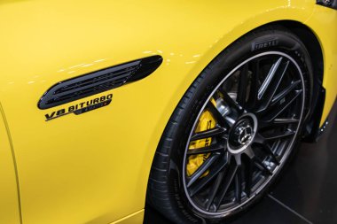 Mercedes Benz SL63 V8 Turbo AMG, güçlü performansı, şık tasarımı ve birinci sınıf işçiliği ile bilinen lüks bir spor arabadır.
