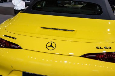 Mercedes Benz SL63 V8 Turbo AMG, güçlü performansı, şık tasarımı ve birinci sınıf işçiliği ile bilinen lüks bir spor arabadır.