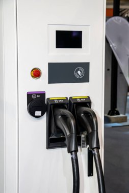 Seviye 2 EV şarj cihazı elektrikli araçlar için hızlı ve verimli şarj sağlar, ev veya kamu kullanımına daha fazla güç kapasitesi ile uygun bir çözüm sunar