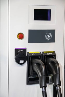 Seviye 2 EV şarj cihazı elektrikli araçlar için hızlı ve verimli şarj sağlar, ev veya kamu kullanımına daha fazla güç kapasitesi ile uygun bir çözüm sunar