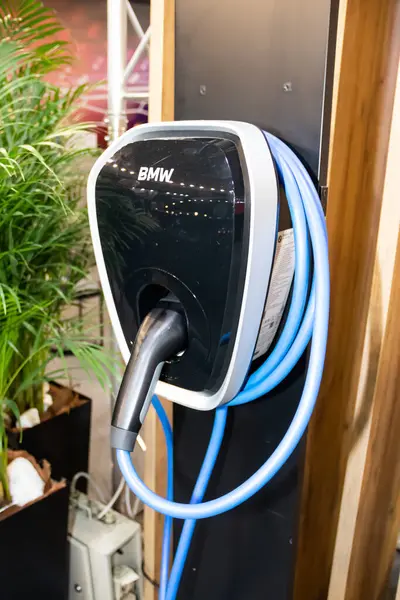 Seviye 2 EV şarj cihazı elektrikli araçlar için hızlı ve verimli şarj sağlar, ev veya kamu kullanımına daha fazla güç kapasitesi ile uygun bir çözüm sunar