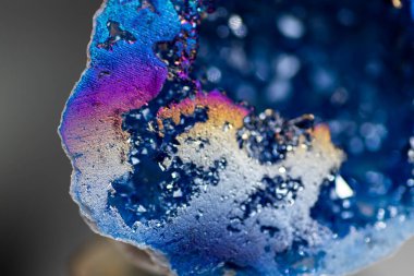 Derin deniz mavisi kristal kaplamalı doğal bir taş jeot parıldayan, canlı renkler, organik güzelliği mistik zarafetle harmanlıyor.