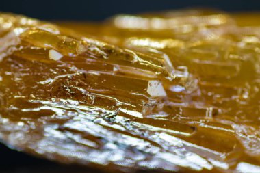 Göz kamaştırıcı sarı kristal bir mücevher kümesi parlak renkler ve parıldayan güzellikle parıldıyor parlak bir parlaklık ve doğal zarafet.