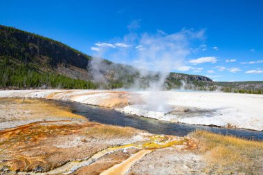 Yellowstone Ulusal Parkı 'ndaki kara kum gayzer havzası, ABD