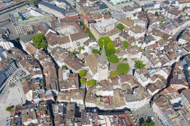 Limmat nehri ve ünlü Zürih kiliseleri