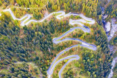 İsviçre ve İtalya 'yı birbirine bağlayan Maloja Geçidi' nin virajlı yolu