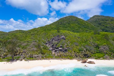 Seyşeller 'deki La Digue adasında ünlü Grand Anse plajı.