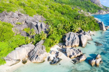 Seyşeller 'deki La Digue adasındaki ünlü Anse Source D' Argent plajı