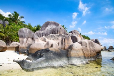 Seyşeller 'deki La Digue adasındaki ünlü Anse Source D' Argent plajı