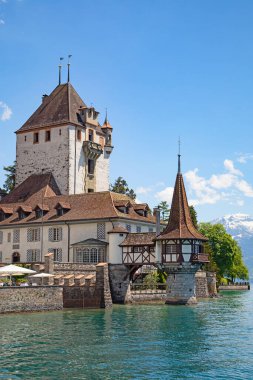 İsviçre Thun yakınlarındaki Oberhofen kalesi