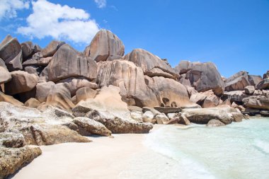 Seyşeller 'deki La Digue adasında ünlü Grand Anse plajı.