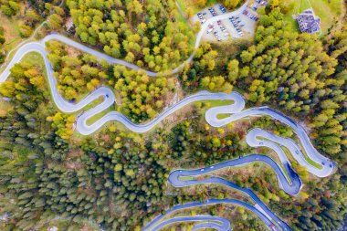 İsviçre ve İtalya 'yı birbirine bağlayan Maloja Geçidi' nin virajlı yolu