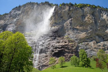 Lauterbrunnen Vadisi 'nin şelaleleri. Cantone Bern, İsviçre