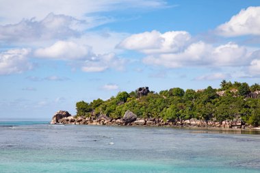 Seyşeller 'deki La Digue adasında ünlü Grand Anse plajı.