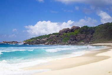 Seyşeller 'deki La Digue adasında ünlü Grand Anse plajı.