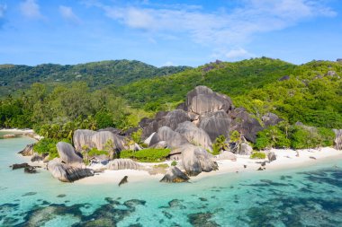 Seyşeller 'deki La Digue adasındaki ünlü Anse Source D' Argent plajı