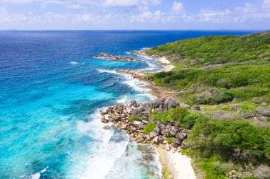 Seyşeller 'deki La Digue adasında ünlü Grand Anse plajı.