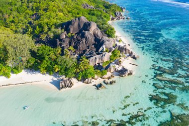 Seyşeller 'deki La Digue adasındaki ünlü Anse Source D' Argent plajı