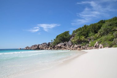 Seyşeller 'deki La Digue adasında ünlü Grand Anse plajı.