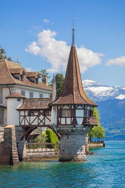 İsviçre Thun yakınlarındaki Oberhofen kalesi