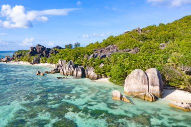 Seyşeller 'deki La Digue adasındaki ünlü Anse Source D' Argent plajı