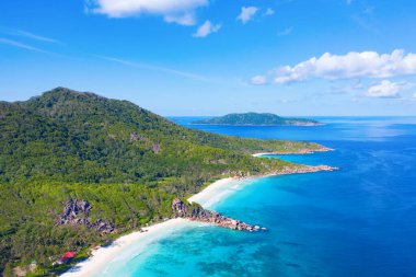 Seyşeller 'deki La Digue adasında ünlü Grand Anse plajı.