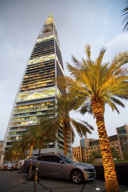 RIYADH - 22 Ağustos 2016 'da Suudi Arabistan' ın Riyad kentinde Al Faisaliah Kulesi cephesinde gün batımı. Al Faisaliah kuleleri lüks bir oteldir ve Suudi Arabistan 'ın en belirgin gökdelenidir.