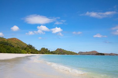 Praslin adasındaki ünlü Anse Volbert (Cote d 'Or) plajı, Seyşeller