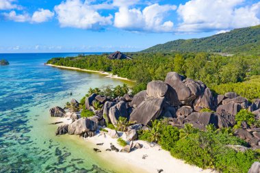 Seyşeller 'deki La Digue adasındaki ünlü Anse Source D' Argent plajı