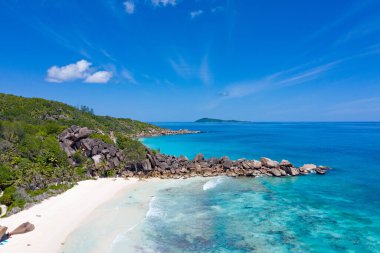 Seyşeller 'deki La Digue adasında ünlü Grand Anse plajı.
