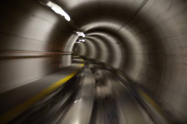 Yeraltı tünelinden geçmek (Zürih havaalanı)