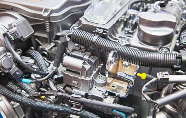 Parlak modern arabanın motoru