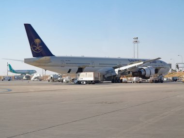 Riyad - 01 Mart 2016 'da Riyad King Khalid Havalimanı' ndan kalkmaya hazırlanan uçaklar Riyad, Suudi Arabistan 'da. Riyad Havalimanı Suudi Arabistan Havayollarının ana limanıdır..