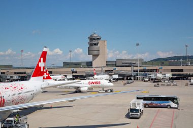 ZURICH - 30 Temmuz 2016 Zürih, İsviçre 'de Zürih Havaalanı' nın A terminalinden kalkmaya hazırlanan uçaklar. Zürih havalimanı İsviçre Havayolları ve Avrupa merkezlerinden birinin ana limanıdır..