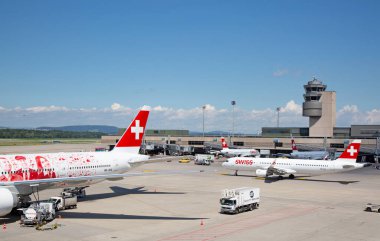 ZURICH - 30 Temmuz 2016 Zürih, İsviçre 'de Zürih Havaalanı' nın A terminalinden kalkmaya hazırlanan uçaklar. Zürih havalimanı İsviçre Havayolları ve Avrupa merkezlerinden birinin ana limanıdır..