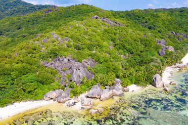 Seyşeller 'deki La Digue adasındaki ünlü Anse Source D' Argent plajı