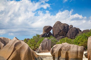 Seyşeller 'deki La Digue adasındaki ünlü Anse Source D' Argent plajı