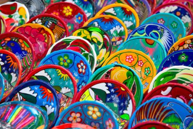 Renkli geleneksel Meksika seramik sokak piyasada