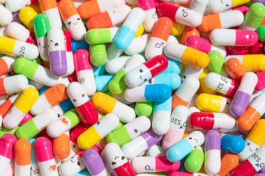 İlaçlı renkli kapsüllerin toplanması