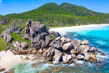 Seyşeller 'deki La Digue adasında ünlü Grand Anse plajı.